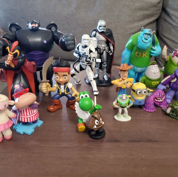 LARGE Lot of Disney and Pixar Movie Figures - Picture 5 of 5